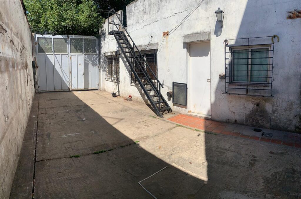Galpón industrial ubicado a metros del foco comercial de Pablo Podestá, con buenos accesos y optimo estado.
