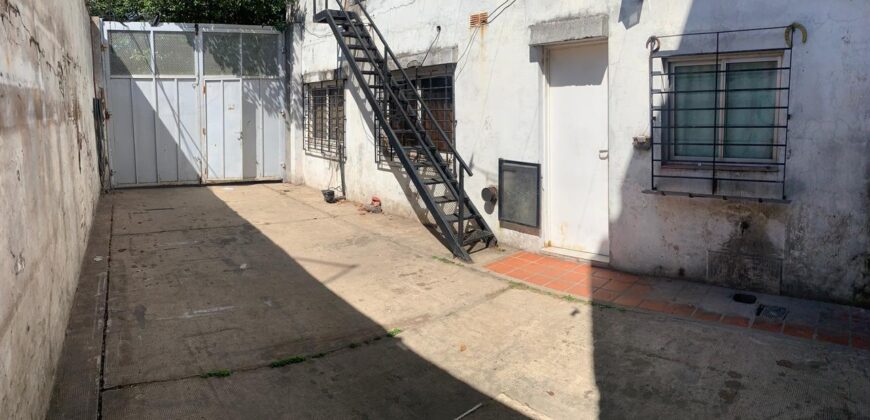 Galpón industrial ubicado a metros del foco comercial de Pablo Podestá, con buenos accesos y optimo estado.