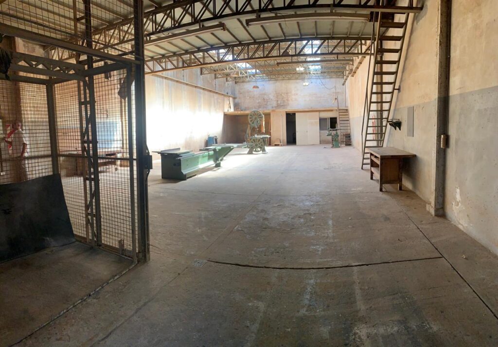 Galpón industrial ubicado a metros del foco comercial de Pablo Podestá, con buenos accesos y optimo estado.