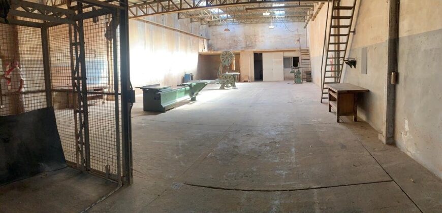 Galpón industrial ubicado a metros del foco comercial de Pablo Podestá, con buenos accesos y optimo estado.
