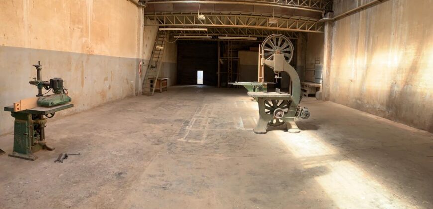 Galpón industrial ubicado a metros del foco comercial de Pablo Podestá, con buenos accesos y optimo estado.