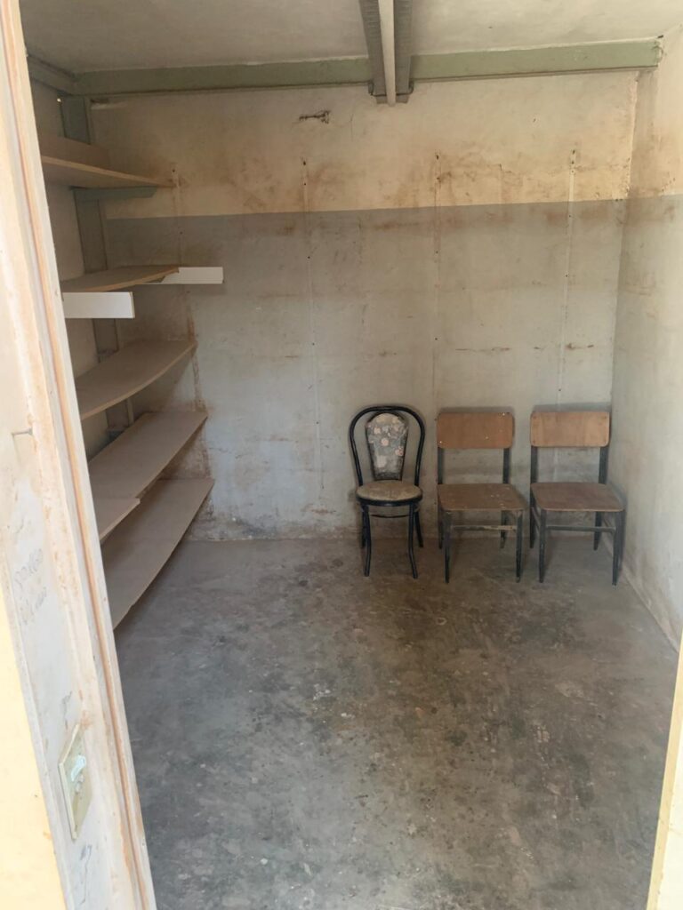 Galpón industrial ubicado a metros del foco comercial de Pablo Podestá, con buenos accesos y optimo estado.