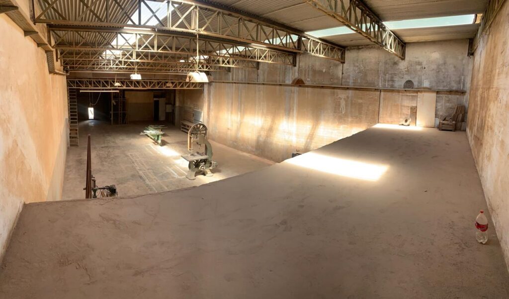 Galpón industrial ubicado a metros del foco comercial de Pablo Podestá, con buenos accesos y optimo estado.