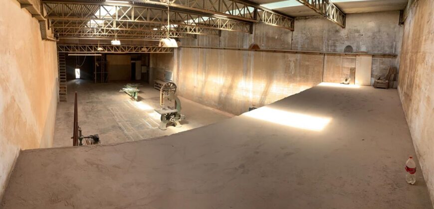 Galpón industrial ubicado a metros del foco comercial de Pablo Podestá, con buenos accesos y optimo estado.