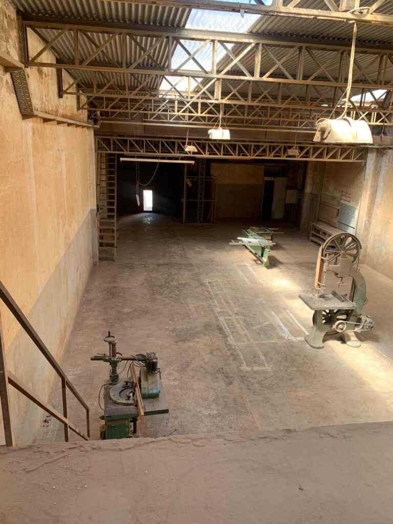 Galpón industrial ubicado a metros del foco comercial de Pablo Podestá, con buenos accesos y optimo estado.