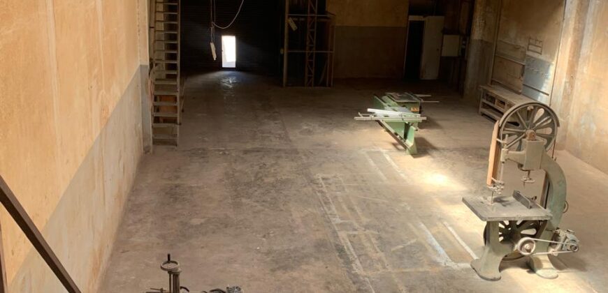 Galpón industrial ubicado a metros del foco comercial de Pablo Podestá, con buenos accesos y optimo estado.