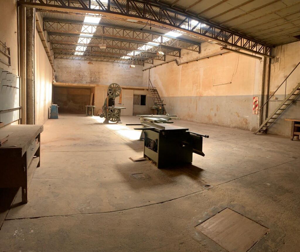 Galpón industrial ubicado a metros del foco comercial de Pablo Podestá, con buenos accesos y optimo estado.