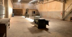 Galpón industrial ubicado a metros del foco comercial de Pablo Podestá, con buenos accesos y optimo estado.