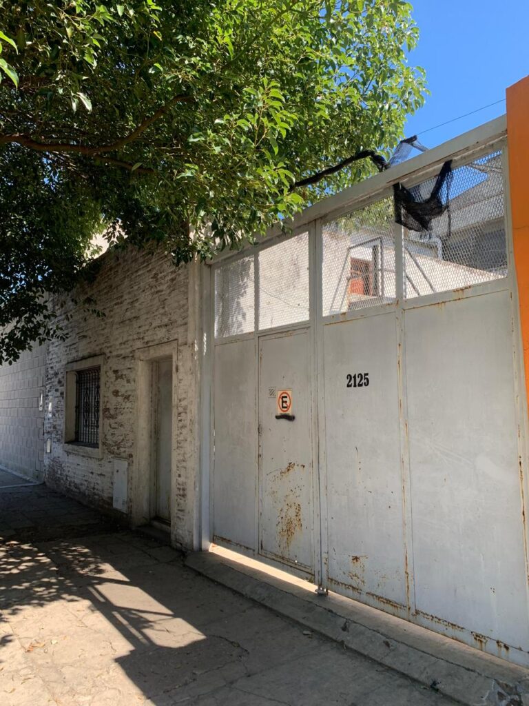 Galpón industrial ubicado a metros del foco comercial de Pablo Podestá, con buenos accesos y optimo estado.