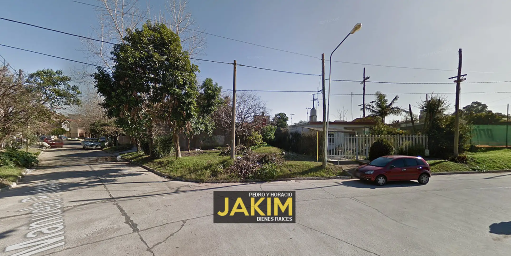 Lote en esquina ubicado en zona residencial de Martin Coronado.
