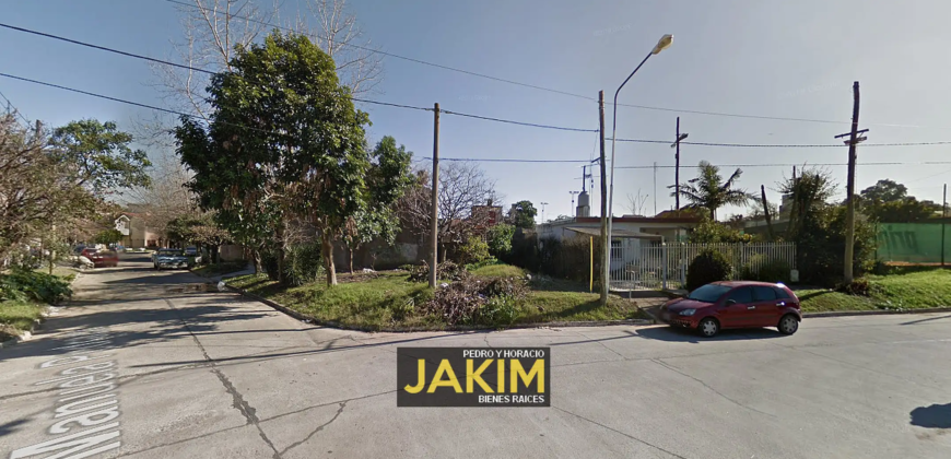 Lote en esquina ubicado en zona residencial de Martin Coronado.