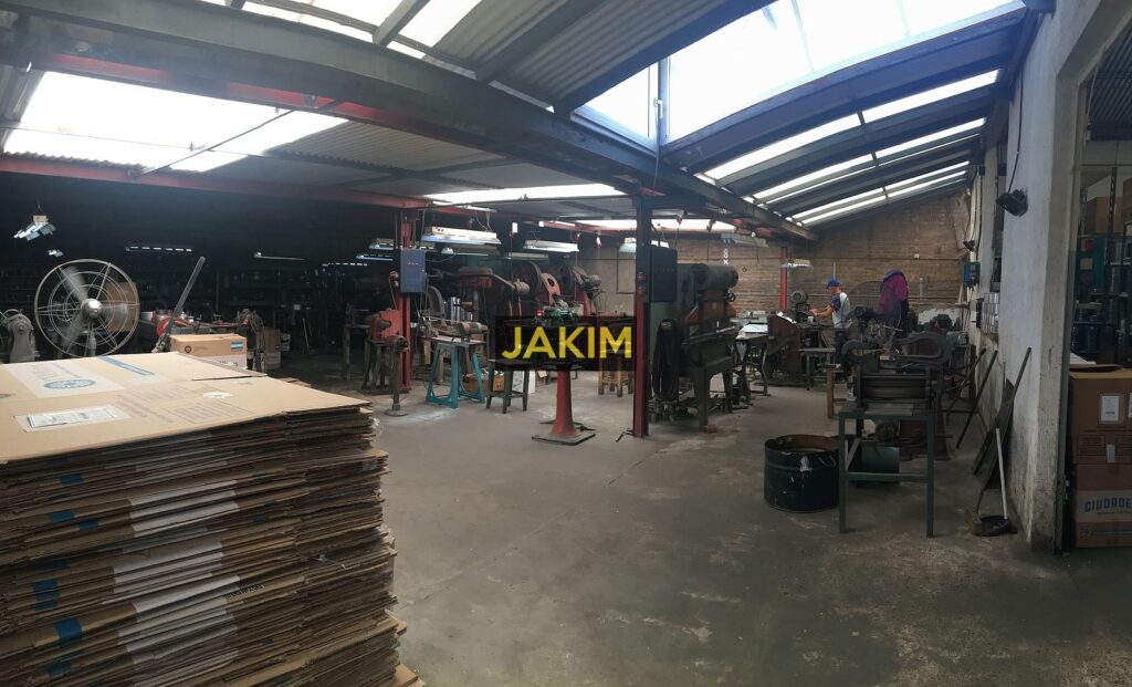 Galpón industrial de 615m2 ubicado a metros de la Av. Pérez Galdós.