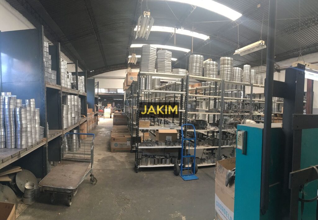Galpón industrial de 615m2 ubicado a metros de la Av. Pérez Galdós.