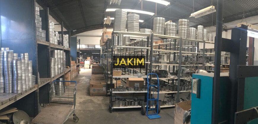 Galpón industrial de 615m2 ubicado a metros de la Av. Pérez Galdós.