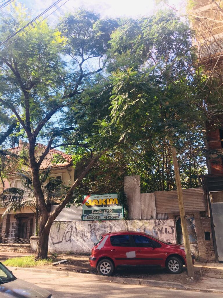 Lote de gran ubicación con un FOS de 0.60 y un FOT de 3.40, ubicado a metros de la estación M. Coronado.