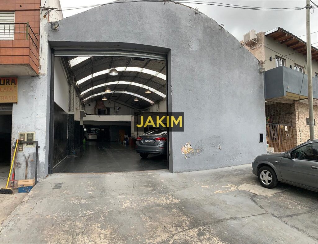 Importante inmueble comercial e industrial, con doble frente sobre la ruta 8 con salida a dos calles.