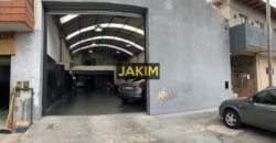 Importante inmueble comercial e industrial, con doble frente sobre la ruta 8 con salida a dos calles.