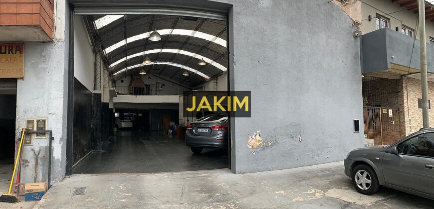 Importante inmueble comercial e industrial, con doble frente sobre la ruta 8 con salida a dos calles.