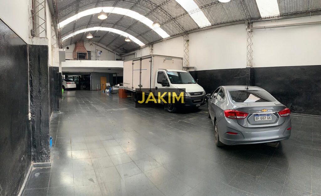 Importante inmueble comercial e industrial, con doble frente sobre la ruta 8 con salida a dos calles.