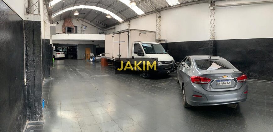 Importante inmueble comercial e industrial, con doble frente sobre la ruta 8 con salida a dos calles.