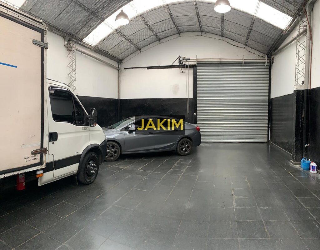 Importante inmueble comercial e industrial, con doble frente sobre la ruta 8 con salida a dos calles.