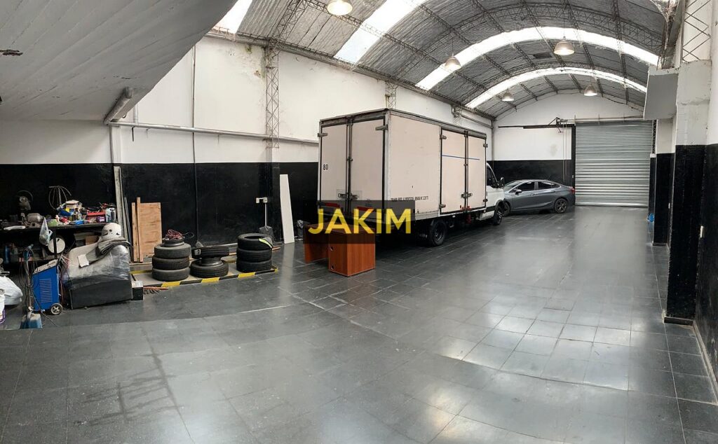 Importante inmueble comercial e industrial, con doble frente sobre la ruta 8 con salida a dos calles.