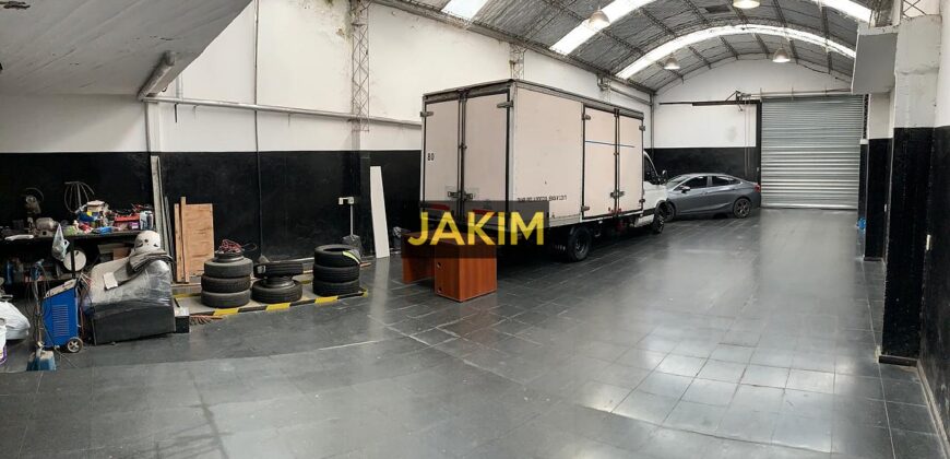 Importante inmueble comercial e industrial, con doble frente sobre la ruta 8 con salida a dos calles.