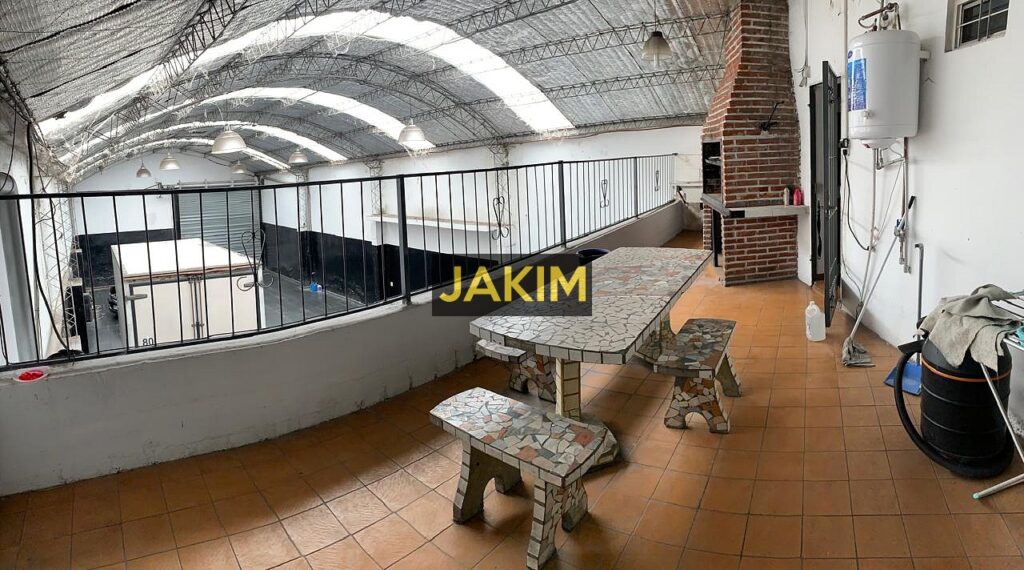 Importante inmueble comercial e industrial, con doble frente sobre la ruta 8 con salida a dos calles.