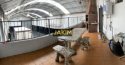 Importante inmueble comercial e industrial, con doble frente sobre la ruta 8 con salida a dos calles.