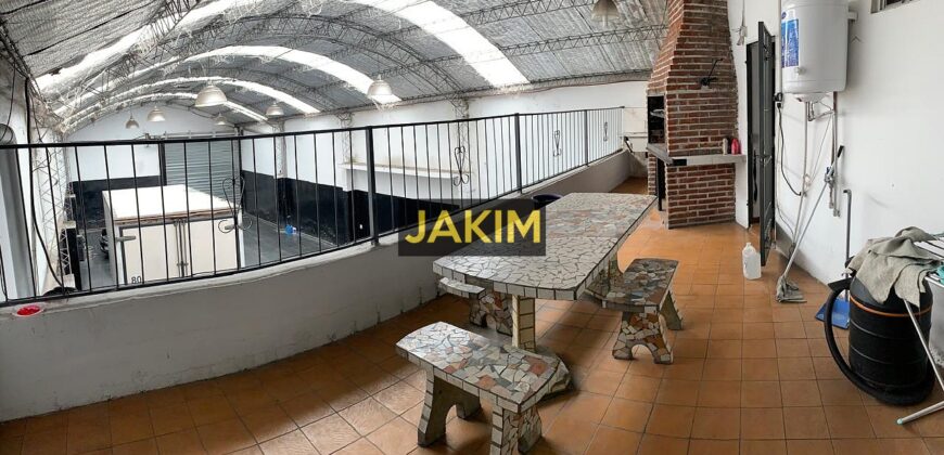 Importante inmueble comercial e industrial, con doble frente sobre la ruta 8 con salida a dos calles.