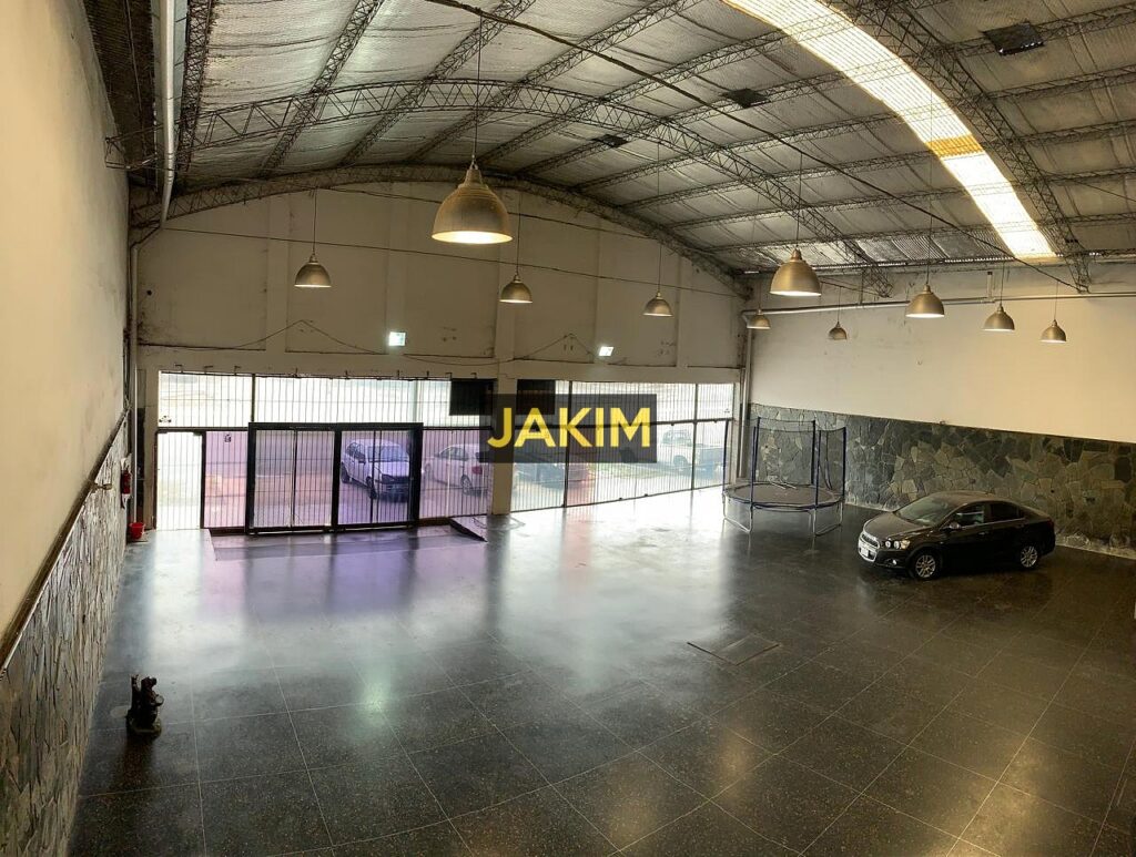 Importante inmueble comercial e industrial, con doble frente sobre la ruta 8 con salida a dos calles.