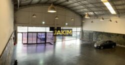 Importante inmueble comercial e industrial, con doble frente sobre la ruta 8 con salida a dos calles.