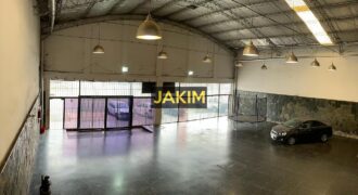 Importante inmueble comercial e industrial, con doble frente sobre la ruta 8 con salida a dos calles.