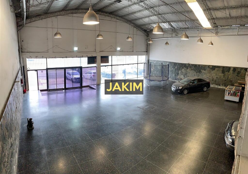 Importante inmueble comercial e industrial, con doble frente sobre la ruta 8 con salida a dos calles.