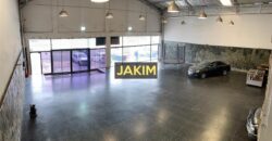 Importante inmueble comercial e industrial, con doble frente sobre la ruta 8 con salida a dos calles.