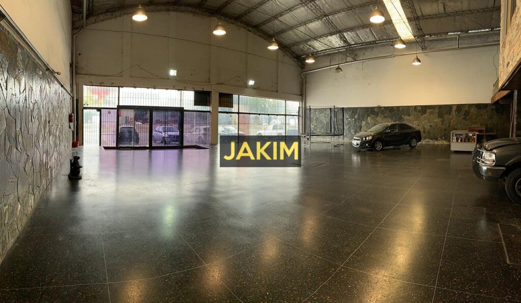 Importante inmueble comercial e industrial, con doble frente sobre la ruta 8 con salida a dos calles.