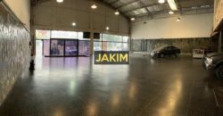 Importante inmueble comercial e industrial, con doble frente sobre la ruta 8 con salida a dos calles.