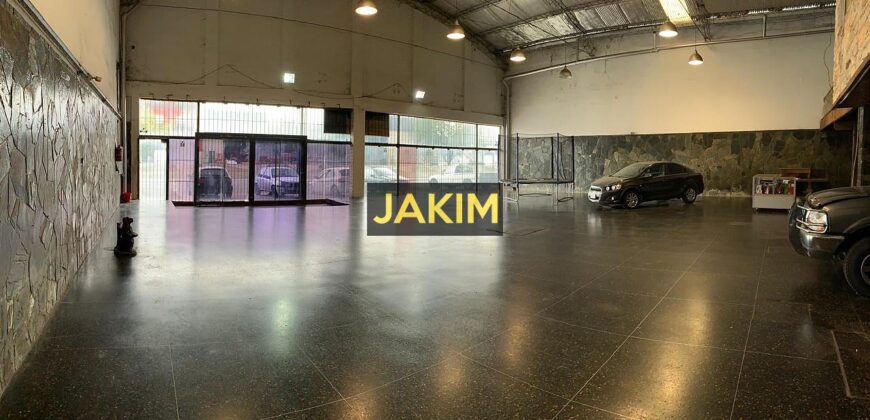 Importante inmueble comercial e industrial, con doble frente sobre la ruta 8 con salida a dos calles.