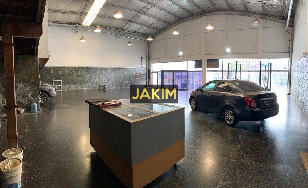 Importante inmueble comercial e industrial, con doble frente sobre la ruta 8 con salida a dos calles.