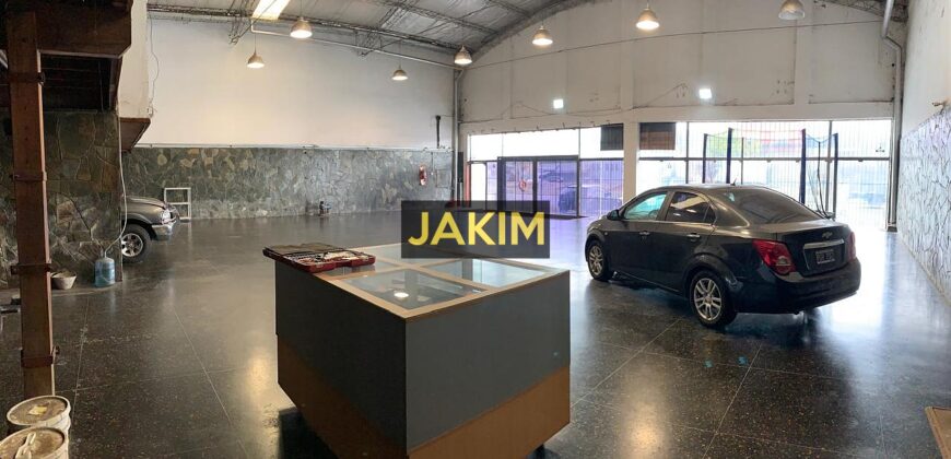 Importante inmueble comercial e industrial, con doble frente sobre la ruta 8 con salida a dos calles.