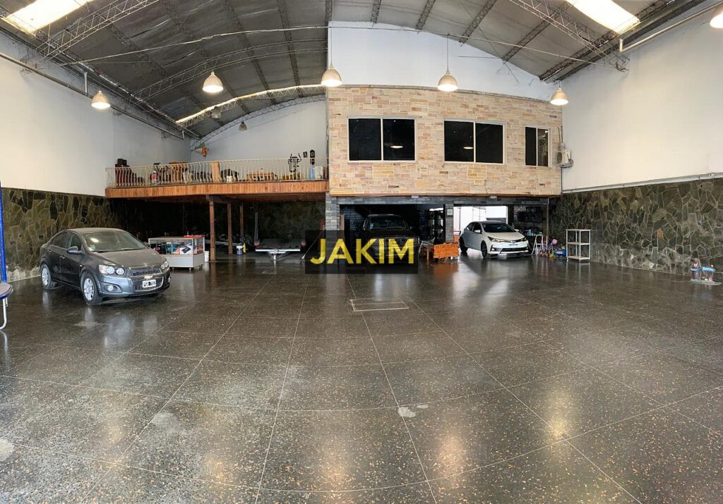 Importante inmueble comercial e industrial, con doble frente sobre la ruta 8 con salida a dos calles.
