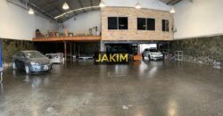 Importante inmueble comercial e industrial, con doble frente sobre la ruta 8 con salida a dos calles.