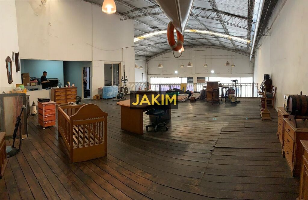 Importante inmueble comercial e industrial, con doble frente sobre la ruta 8 con salida a dos calles.