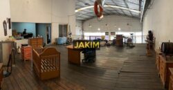 Importante inmueble comercial e industrial, con doble frente sobre la ruta 8 con salida a dos calles.
