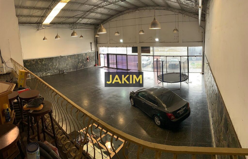 Importante inmueble comercial e industrial, con doble frente sobre la ruta 8 con salida a dos calles.