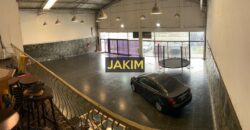 Importante inmueble comercial e industrial, con doble frente sobre la ruta 8 con salida a dos calles.
