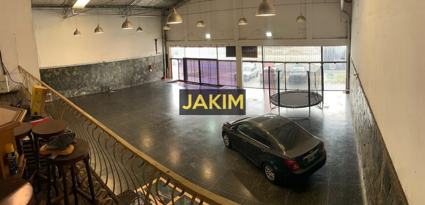 Importante inmueble comercial e industrial, con doble frente sobre la ruta 8 con salida a dos calles.