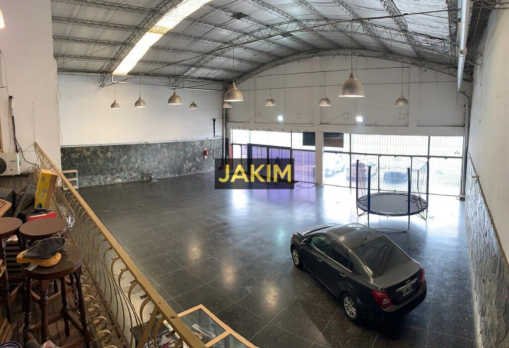 Importante inmueble comercial e industrial, con doble frente sobre la ruta 8 con salida a dos calles.