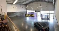 Importante inmueble comercial e industrial, con doble frente sobre la ruta 8 con salida a dos calles.