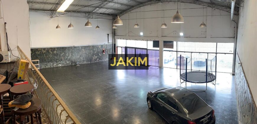 Importante inmueble comercial e industrial, con doble frente sobre la ruta 8 con salida a dos calles.